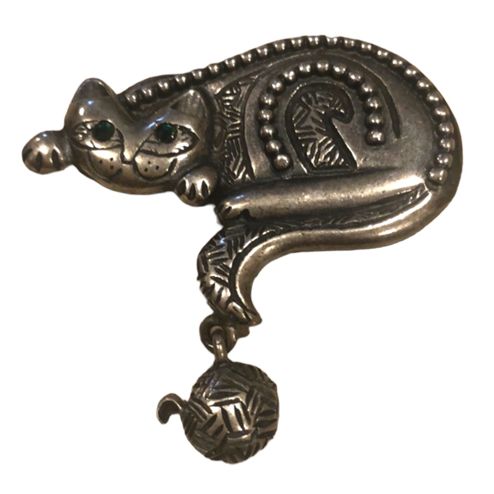 VINTAGE NEWPRO PEWTER CAT WITH GREEN CRYSTAL EYES BROOCH